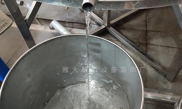 雅大烤酒設(shè)備出酒快，操作簡單