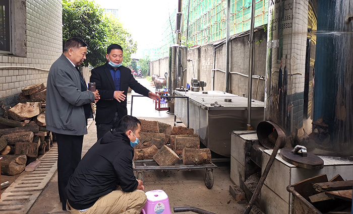 1000型大型釀酒設(shè)備正在蒸酒，劉老師為學(xué)員講解鍋爐的使用700