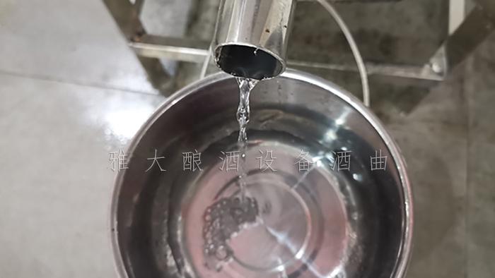 2.12剛從小型白酒設(shè)備中接出來的新酒