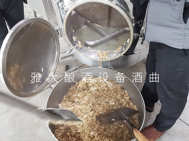 3.19用雅大蒸酒設備將百合蒸好