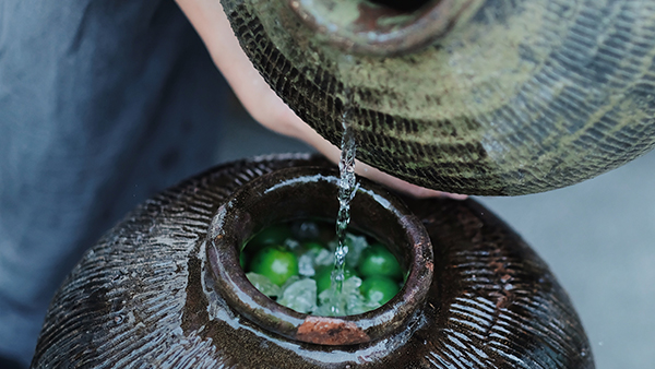 用果酒釀酒設(shè)備釀造的純糧酒泡青梅酒，簡(jiǎn)單易做，越泡越香